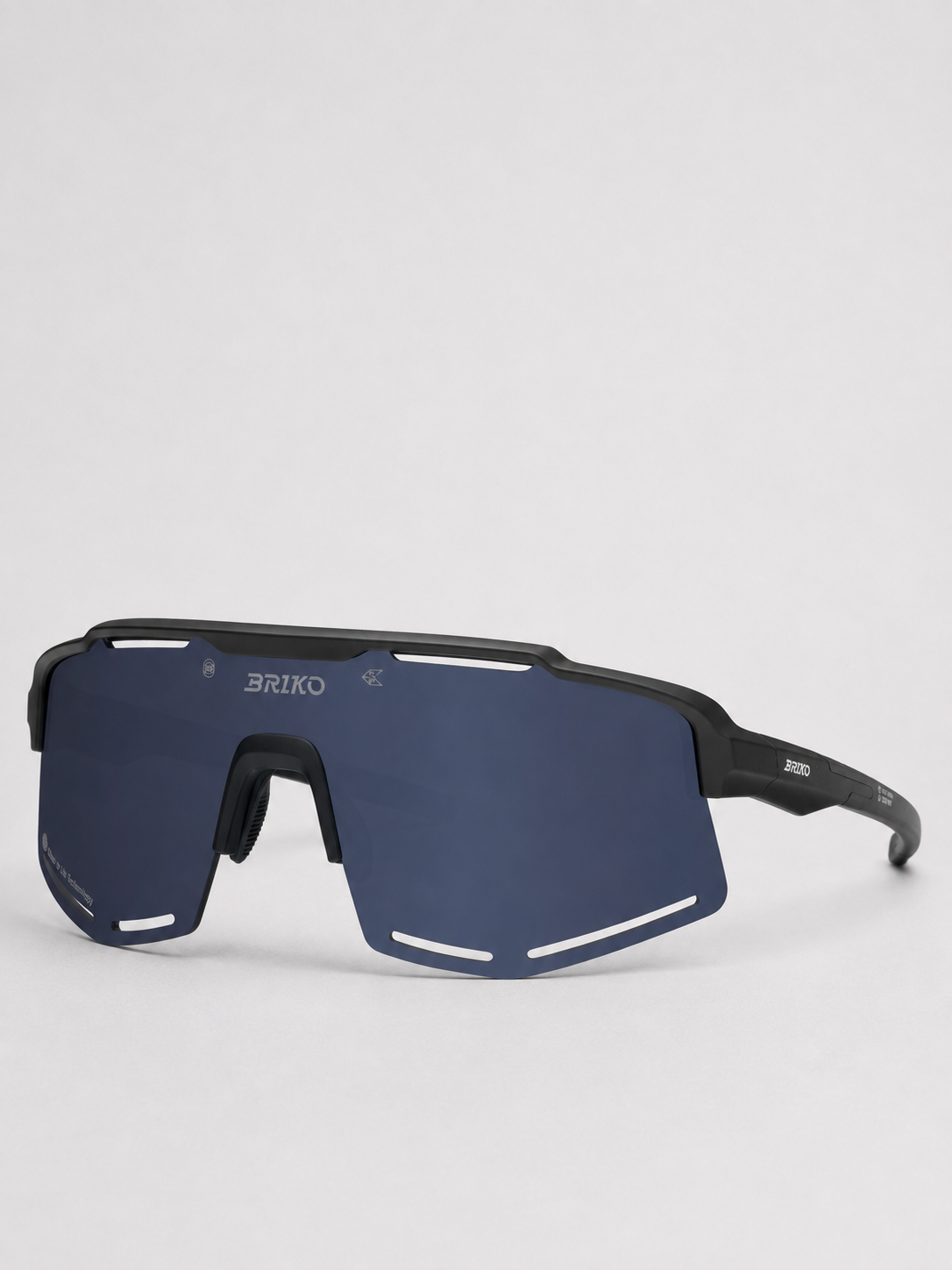Briko Komi Black three-quarter view