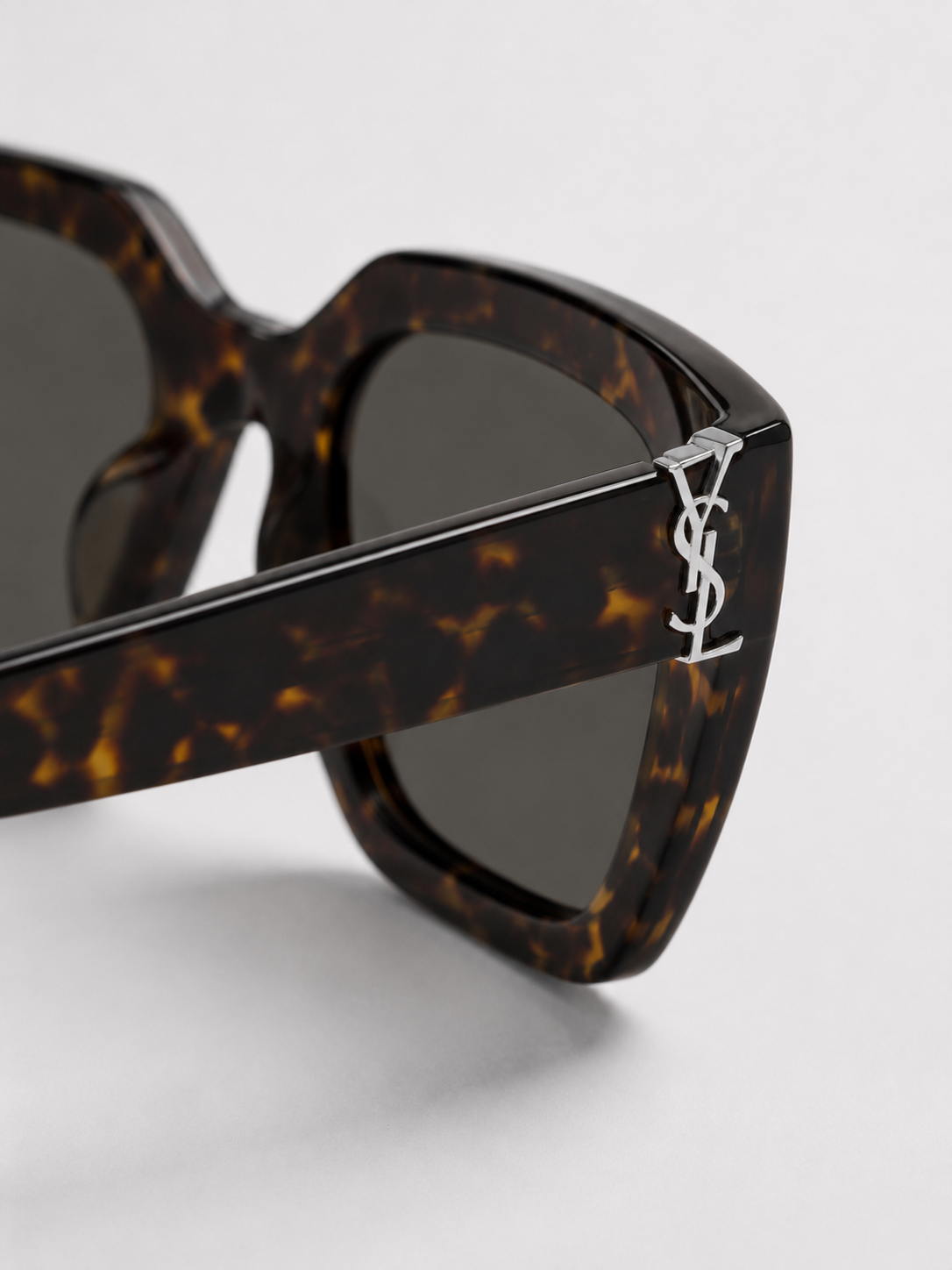 Yves Saint Laurent SL M143